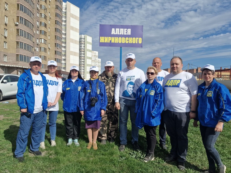 Аллея Жириновского пополнилась новыми деревьями