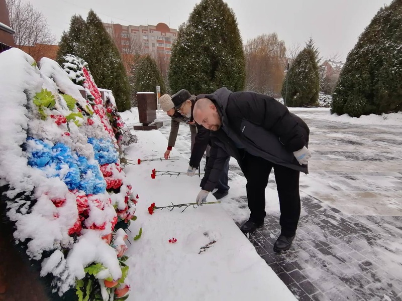 Координаторы местных отделений ЛДПР в Курской области отдали дань памяти павшим героям