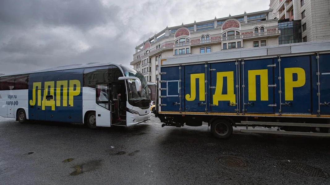 Автобус с прицепом. Колонна автобусов. Автобус в пути.