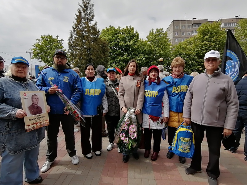 Активисты Железногорского отделения ЛДПР в День Победы приняли участие в церемонии открытия нового памятника