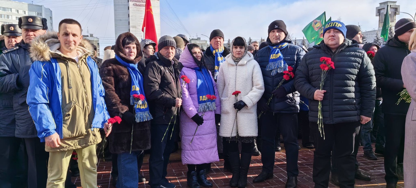 Активисты ЛДПР почтили память защитников города Курска