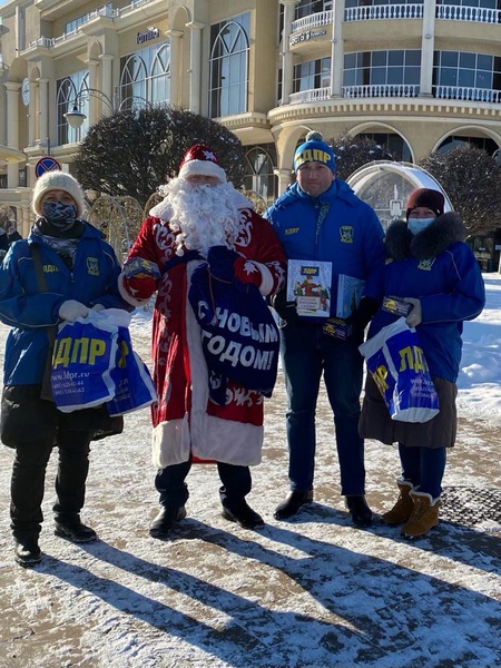 Команда автобуса помощи ЛДПР курсирует по городу Курску