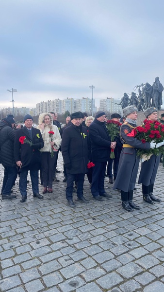 Депутаты ЛДПР Игорь Рихтиков и Вероника Грибанова возложили цветы в честь годовщины прорыва фашистской блокады