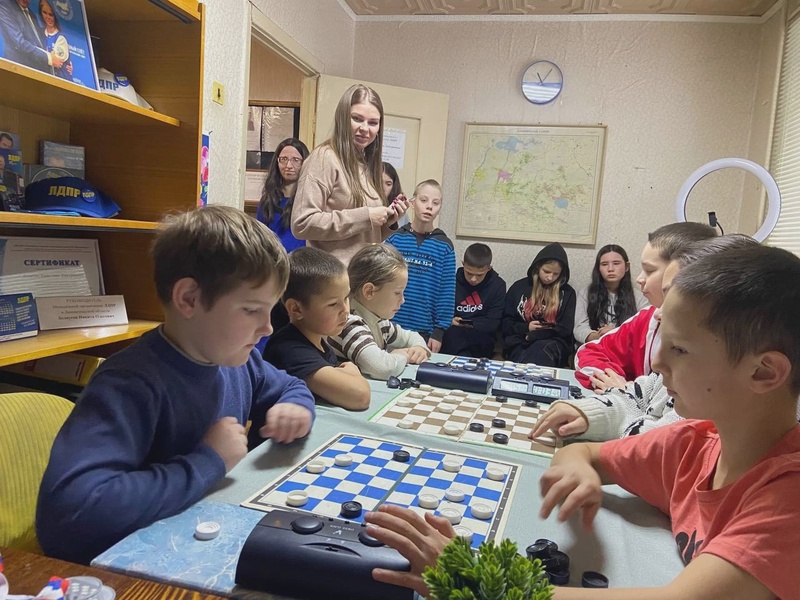 Сланцевские партийцы организовали новогодний турнир по шашкам