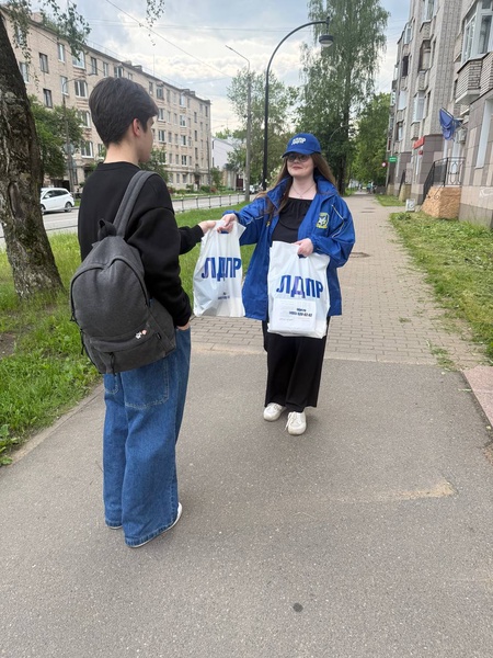 Кингисеппские партийцы подарили прохожим праздничное настроение