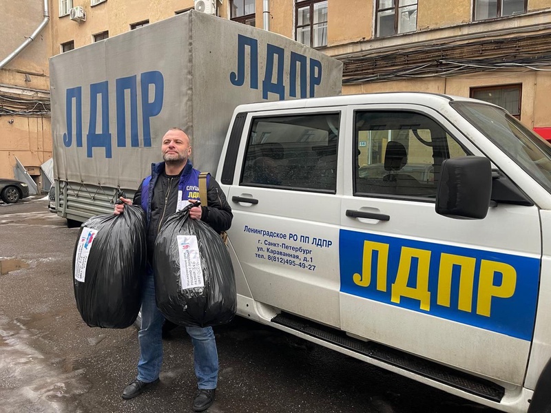 Ленинградские партийцы передали бойцам СВО маскировочные сети