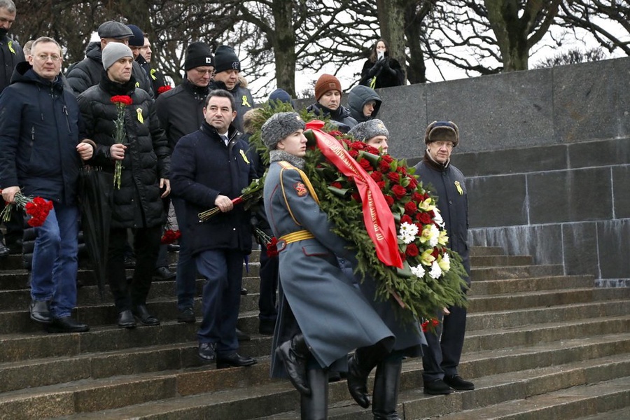 Ленинградские партийцы: "Ничто не забыто, никто не забыт!"