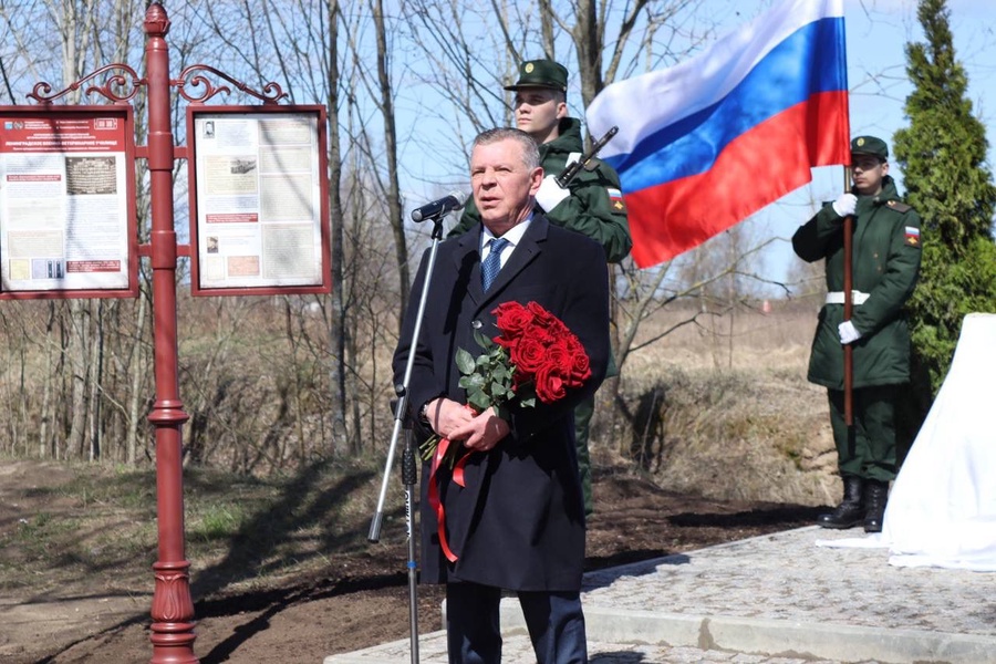 Депутат ЛДПР Игорь Рихтиков почтил память защитников Невского пятачка