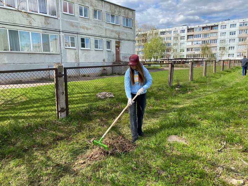 Координатор Сланцевского МО Кристина Егорова приняла участие в субботнике