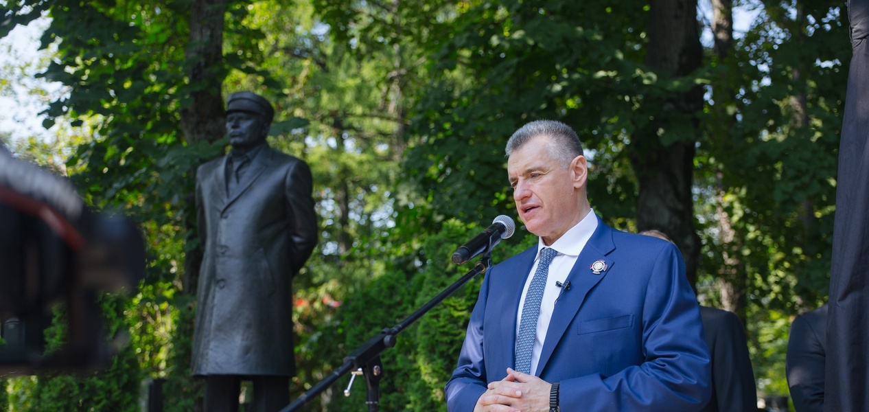 Леонид Слуцкий почтил память Основателя ЛДПР Владимира Жириновского в День Крещения Руси
