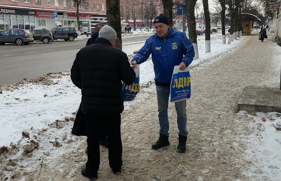 Активисты ЛДПР поздравили жителей Сланцевского района с Днем защитника Отечества 