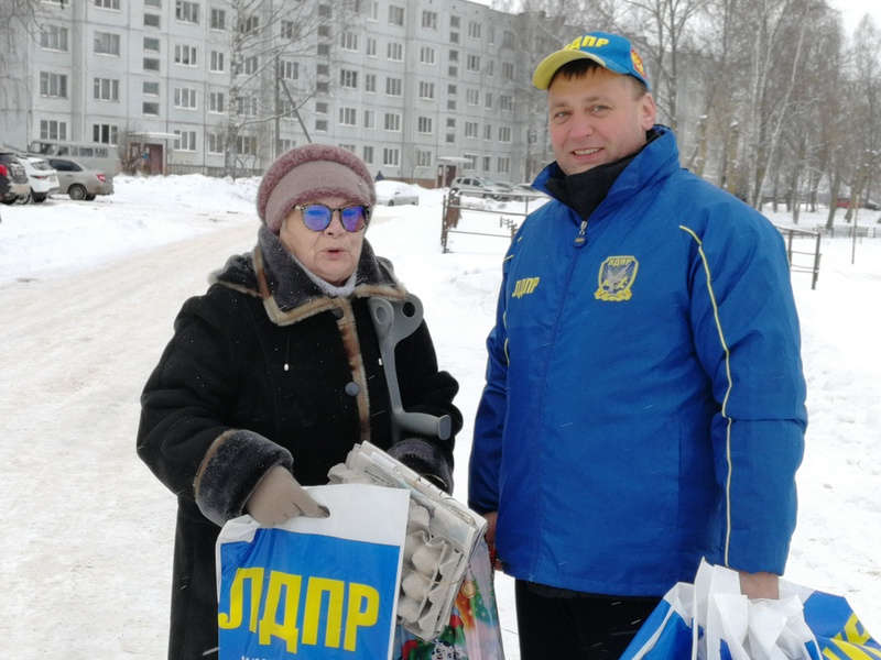 Активисты ЛДПР провели пикеты в Лужском районе