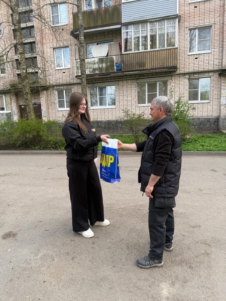 Ленинградские партийцы поздравили жителей Ленобласти с праздниками