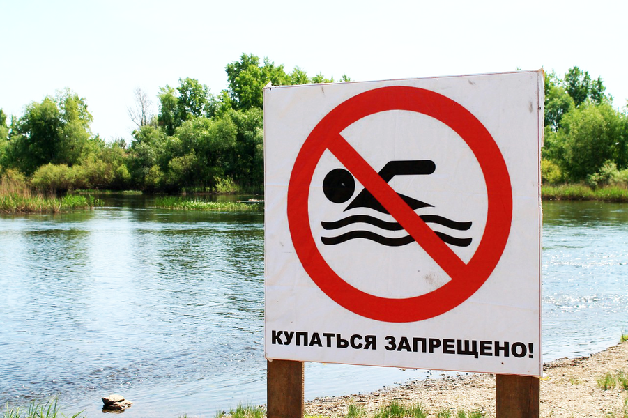 В Тосненском районе отдыхающие повредили предупреждающие таблички на пляже