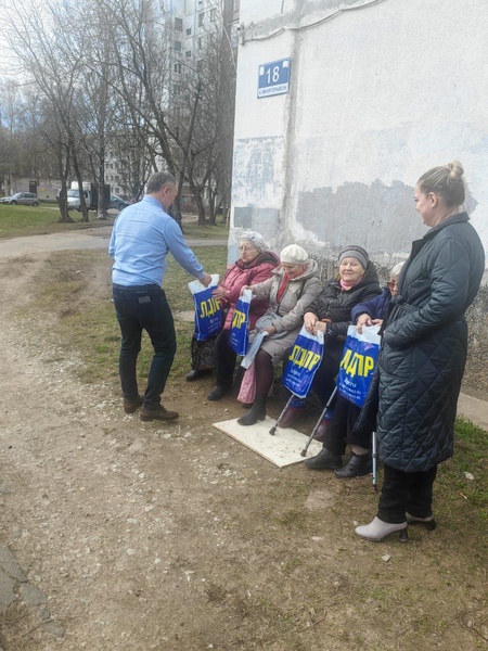 Ленинградские партийцы встретились с жителями Тихвинского района