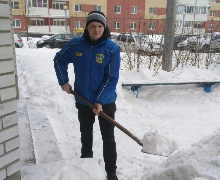 Активисты ЛДПР помогли ленинградцам убрать «снежные холмы» во дворе