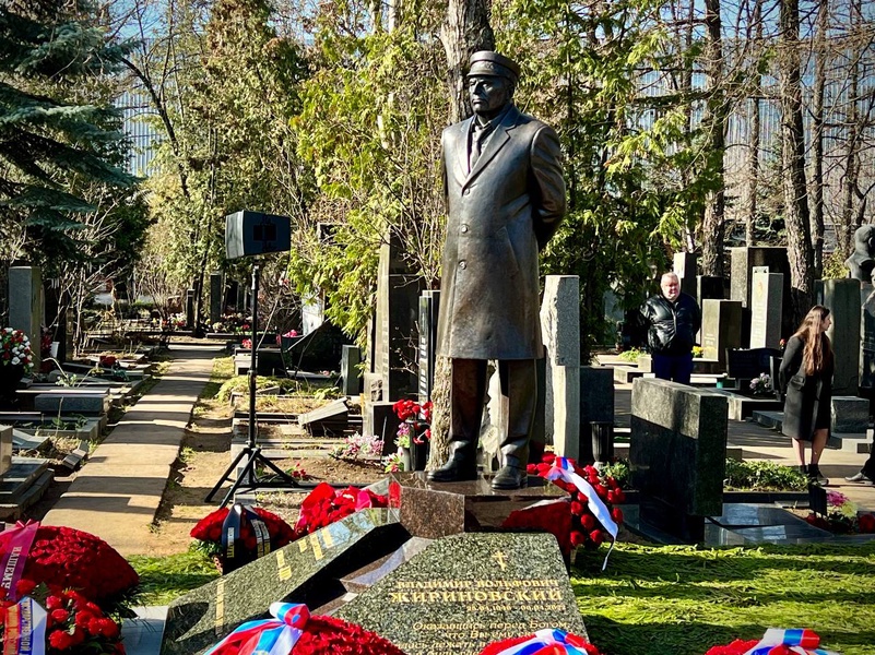 На Новодевичьем кладбище Москвы появился памятник Жириновскому