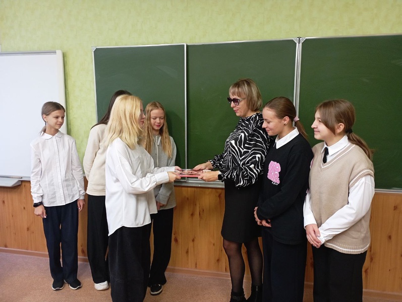 Липецкие школьницы получили в подарок книгу сенатора Елены Афанасьевой