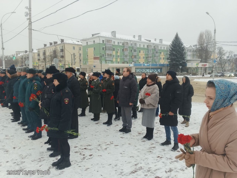 В День неизвестного солдата липецкий депутат Анатолий Емельянов возложил цветы к Вечному огню