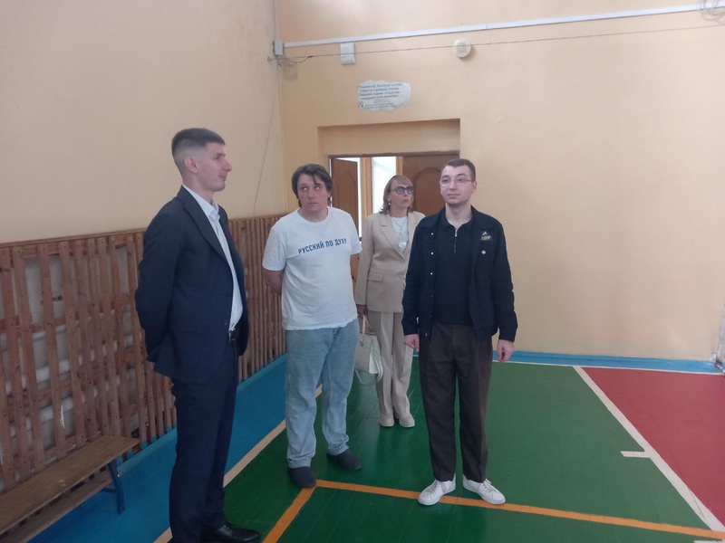 Липецкие партийцы подарили школьникам спортивные мячи