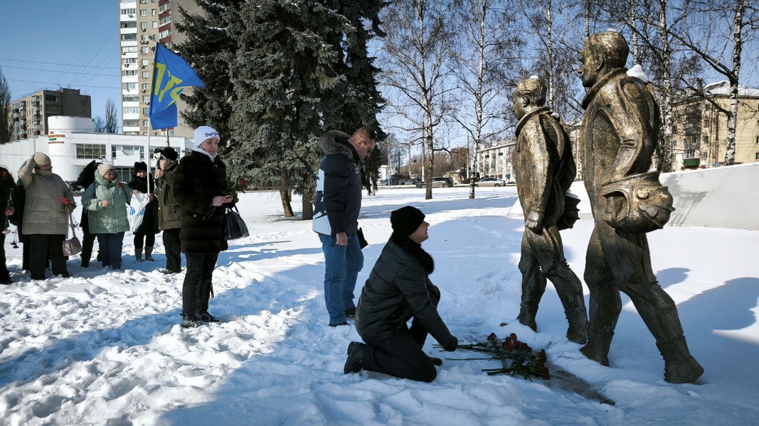 В День защитника Отечества липецкие партийцы возложили цветы к памятнику Авиаторам