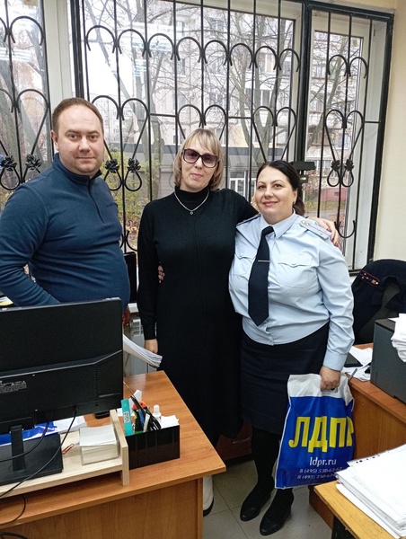 Липецкие партийцы поздравили сотрудников полиции с профессиональным праздником