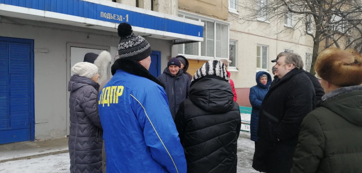 Липецкие партийцы провели встречи с жильцами, которые жалуются на проблемы ЖКХ