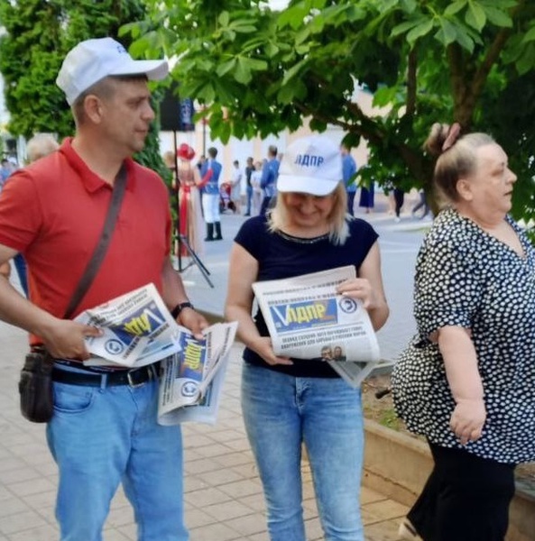 В память о Тихоне Хренникове елецкие партийцы дарили сувениры ЛДПР