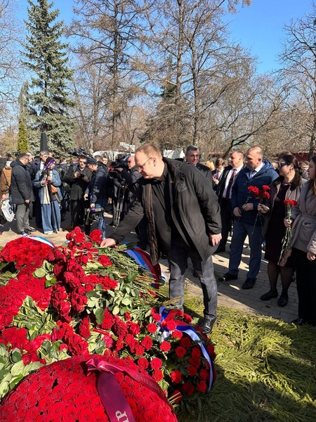 Липецкие партийцы возложили цветы к могиле Владимира Жириновского в столице