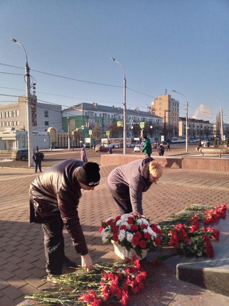 Липецкие партийцы возложили цветы в память о героях и жертвах блокады Ленинграда