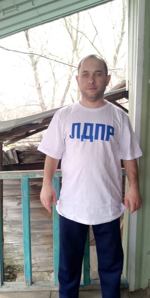 Активисты ЛДПР взяли под контроль опасную детскую площадку