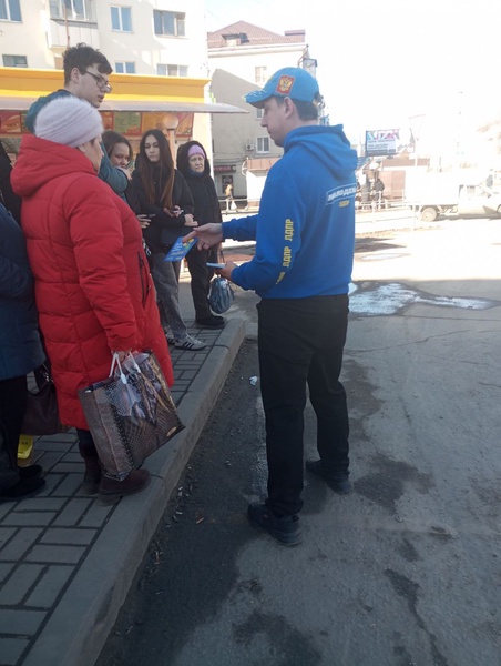 Активисты ЛДПР поздравляют дам с наступающим праздником