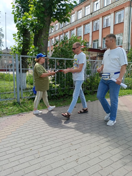Активисты ЛДПР раздают липчанам свежие номера партийных газет