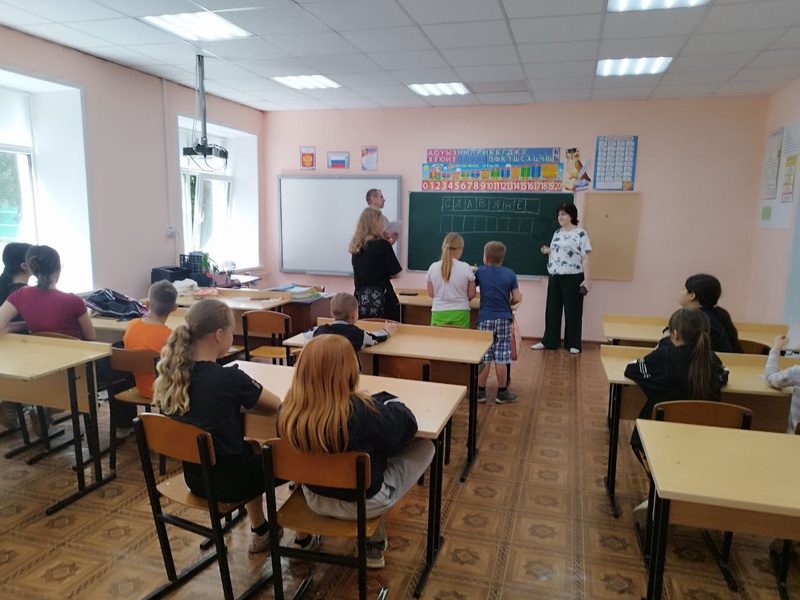 Липецкие партийцы узнали, как проводят время дети в пришкольных лагерях