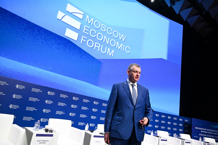 Слуцкий: Россия возвращает себе роль одного из центров силы в мировой экономике