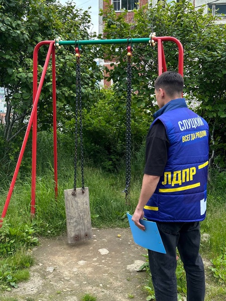 ЛДПР инициирует благоустройство двора на улице Флотская в Магадане