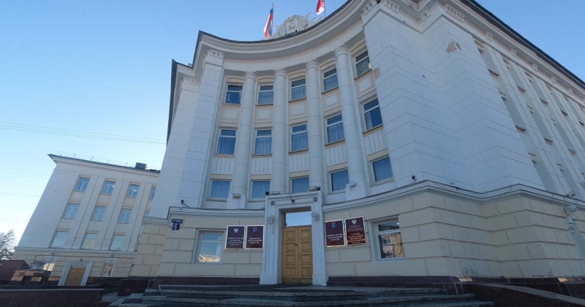 Магадан право. Здание правительства Магаданской области. Правительство Магаданской области в 2007. Сайт правительства Магадан. Большой зал правительство Магаданской области.