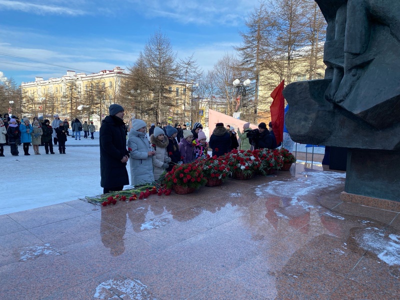 Активисты ЛДПР и школьники почтили память защитников в Сквере Победы