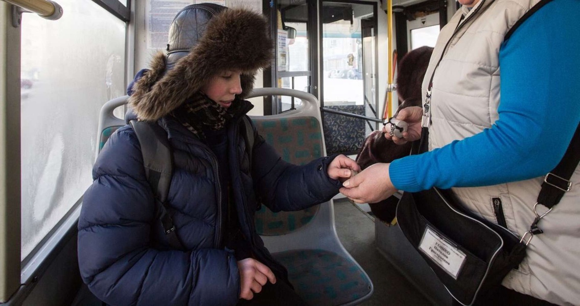 Пассажиры с детьми в автобусе