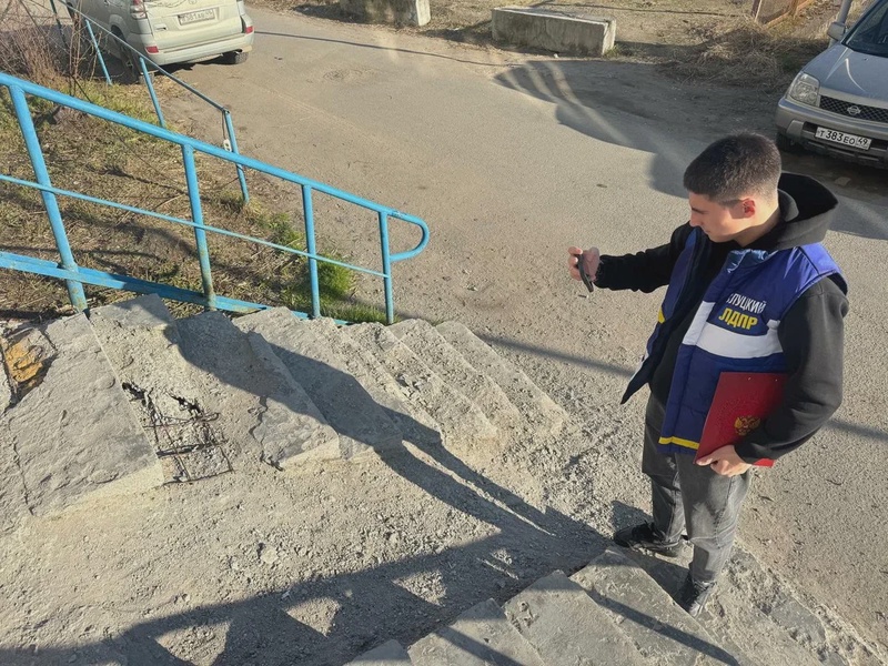 Активисты ЛДПР.Старт взяли на контроль проблему разбитого подъезда в Магадане