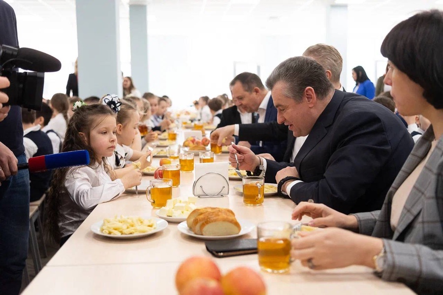 ЛДПР в Магаданской области проверит, чем детей в школах