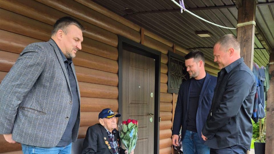 Встреча с ветераном: депутаты ЛДПР поздравили героя войны