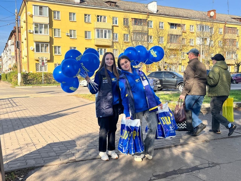 В День отца активисты ЛДПР в Подмосковье поздравили мужчин с праздником