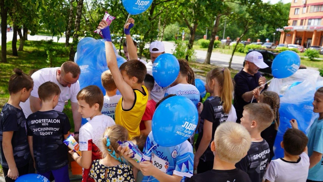 Активисты Московского областного отделения ЛДПР раздали мороженое в честь Дня защиты детей