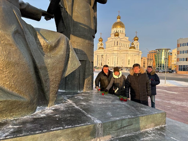 Депутаты ЛДПР возложили цветы к Мемориалу воинам Мордовии в честь 80-летия снятия блокады Ленинграда