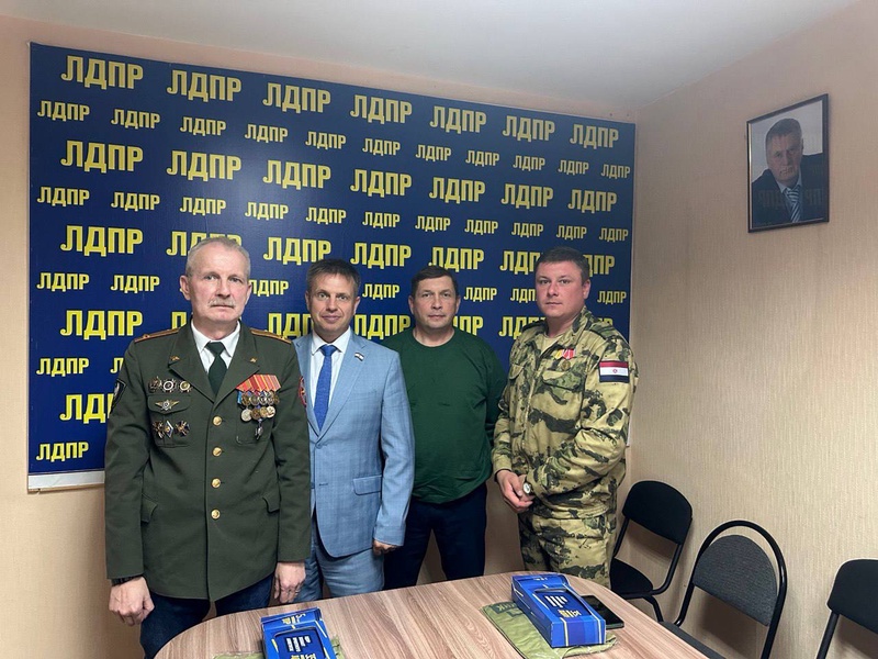 Евгений Тюрин поздравил династии военных в Мордовии с Днем ветеранов боевых действий! 
