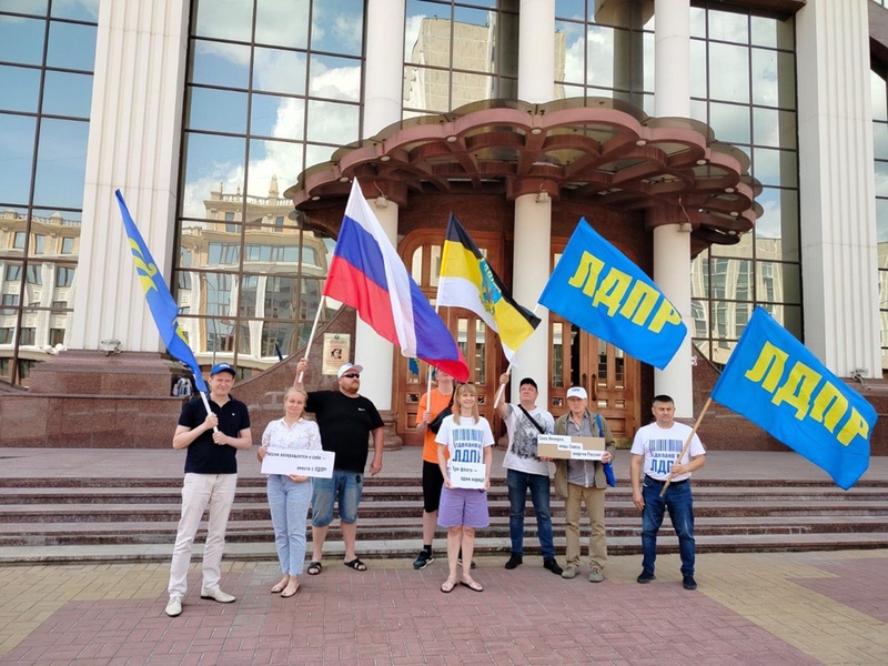 Пикеты ЛДПР в Саранске в День России: акцент на единство и сильное Отечество