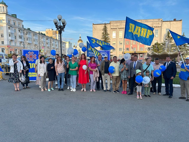 В День флага России в центре Саранска партийцы провели митинг в честь празника