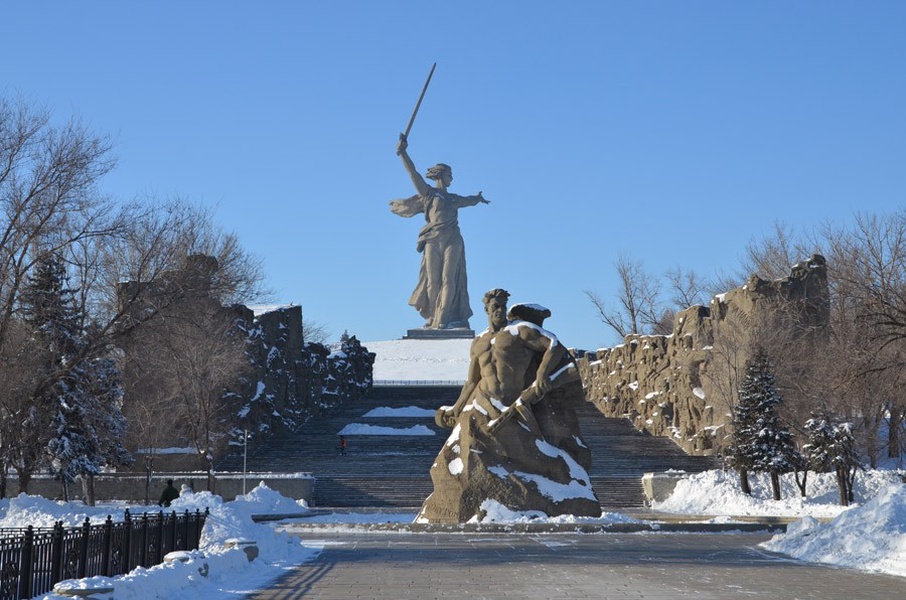 Волгоград зимой. Сталинград Мамаев Курган зима. Мамаев Курган Волгоград зимой. Мамаев Курган зимой Сталинград. Заснеженный Волгоград Мамаев Курган.