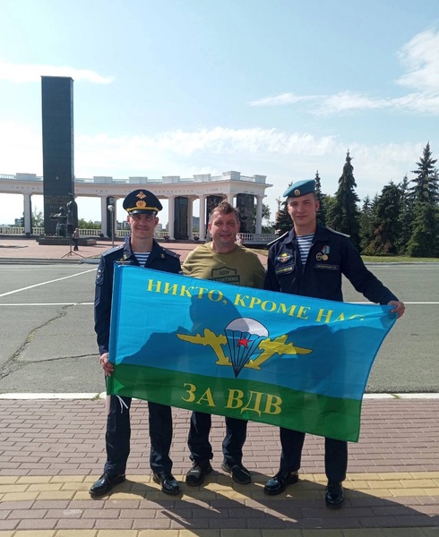 Депутат ЛДПР Сергей Екатеринин поздравил десантников с Днем ВДВ!